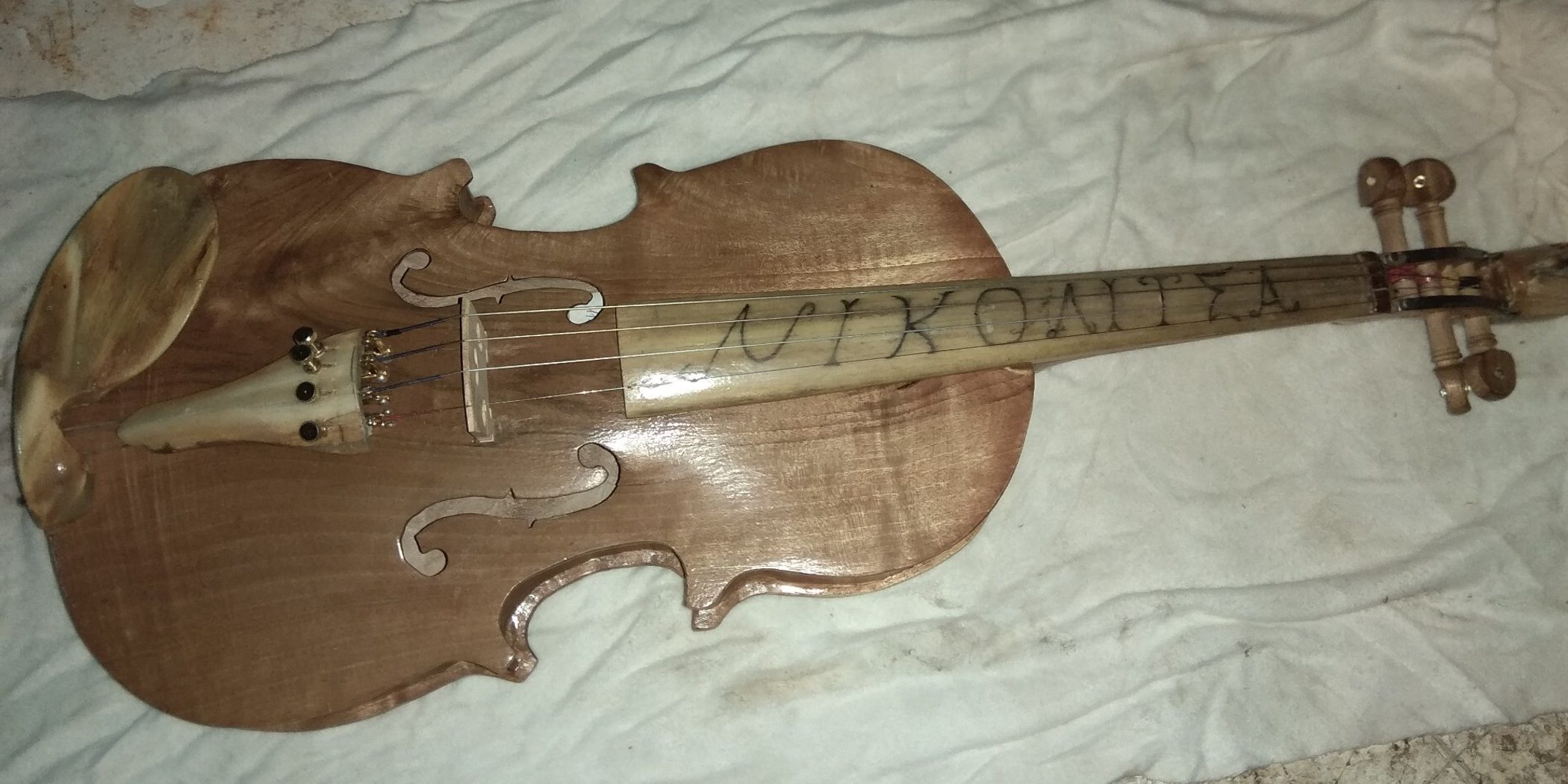 Συνδυάζοντας το ξύλο και τις μύτες του ξιφία, τέχνη από την Κάλυμνο